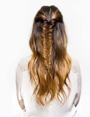 L O O K: FLIPPED FISHTAIL Reinig, verzorg en/of behandel het haar met de gepaste Biolage R.A.W. Haircare Shampoo en Conditioner/ Masker. Verstuif op vochtig haar de Biolage R.A.W Frizz Control Styling Spray en droog zachtjes het haar met behulp van een ronde haarborstel zodat de glans behouden blijft.