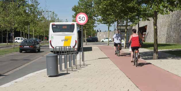 Kenmerk 6: Plaats van het fietspad ter hoogte van de halte Om conflicten tussen fietsers en in- of uitstappende reizigers te voorkomen is het belangrijk om het fietspad op een juiste wijze te