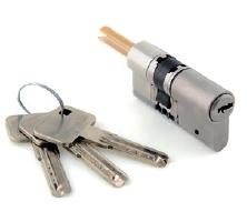 INLEIDING B. Slim deurslot = Veilig VERSTERKT VEILIGHEIDSSLOT + 3 metalen veiligheidssleutels (veiligheidskaart voor duplicaat inbegrepen).