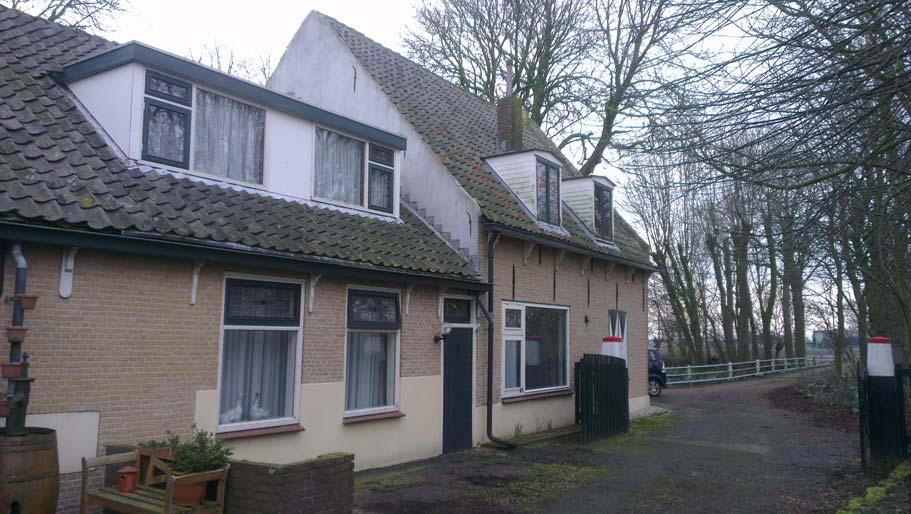 Het voorste deel van de linker zijgevel van de boerderij.