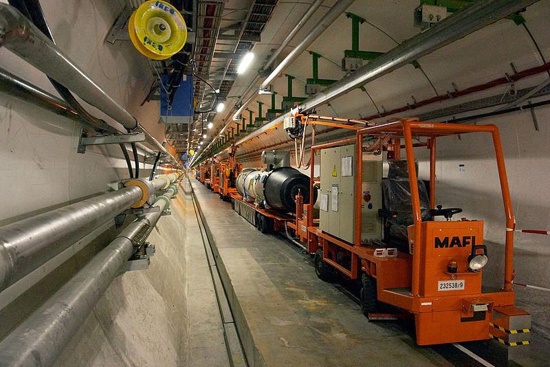 Honderd meter onder de grond worden de supergeleidende magneten voor de Large Hadron Collider geïnstalleerd.