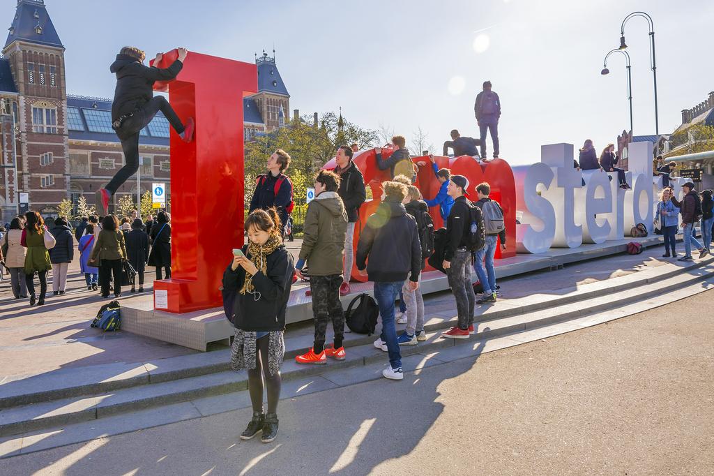 Over dit project Een museumbezoek, zoals hier naar het Rijksmuseum, is een buitenschoolse activiteit. Bronvermelding: MarinaDa / Shutterstock.