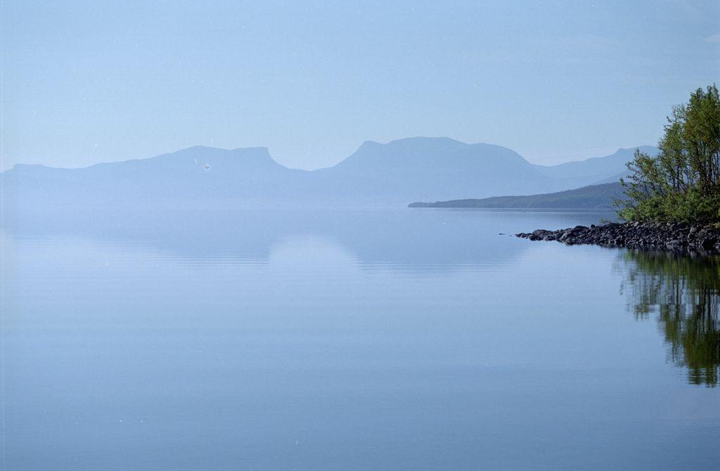 Foto 2 (Matthias Zeeman) Het Torneträskmeer is een prachtig langgerekt bergmeer in het noorden van Zweden.