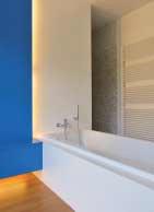 1 tot 3. De grote blikvanger van deze badkamer is de felblauwe wand met kast. Deze wand is gerealiseerd in gelakt waterdicht MDF.
