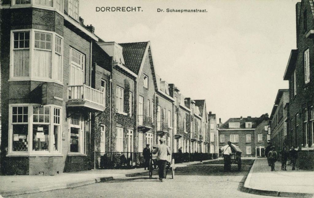 Dordrecht, Dr. Schaepmanstraat, Krispijn Rond 1910 wordt de onderzoekslocatie bebouwd (afb. 8). Dit zijn de woningen die nu zullen worden gesloopt. Afb. 8. Een foto van de Dr.
