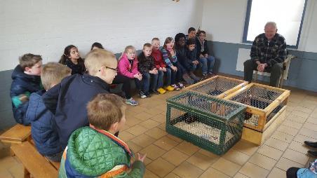 Joni en Rik doen verslag: We gingen eerst spellen en daarna eten en drinken En toen gingen we met de boer mee naar binnen en ging hij alles