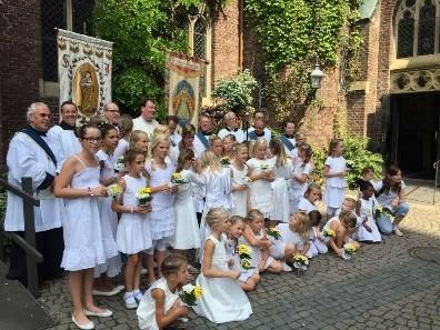 In Kevelaer lopen de bruidjes mee met de intocht, zingen enkele Marialiedjes tijdens de Eucharistieviering en is er s middags een korte viering speciaal voor hen.