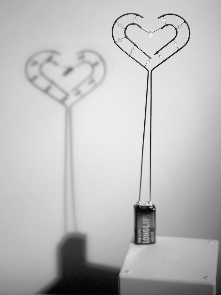 Opgave 4 Valentijnshart Met een Valentijnshart kun je een geheime geliefde verrassen. Het hart bestaat uit een frame van metaaldraad met tien lichtjes.
