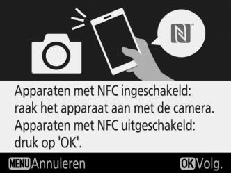 Raak de NFC-antenne op het smartapparaat aan en sleep het naar het camera- N-logo (N-Mark), wacht vervolgens tot SnapBridge start en ga verder naar Stap 5.