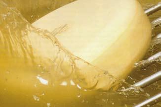De melk wordt in een grote kaaskuip gegoten, waarna er zuur en stremsel wordt toegevoegd. Zuursel geeft Beemster kaas zijn unieke smaak en het zorgt voor de bekende gaten.