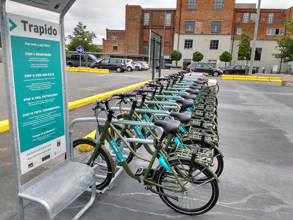 100 deelfietsen op tien locaties De Trapido-deelfietsen komen op tien locaties aan de rand van de Stad: P+R Bourgoyen (10), P+R Expo/The Loop (15), P+R Galveston (10), P+R