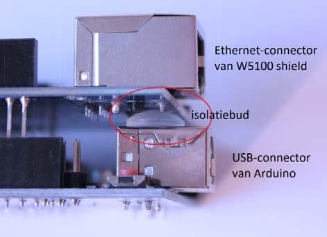 13 Afbeelding 14.6b Isolatiebud voorkomt contact tussen Ethernet-connector en USB-connector.