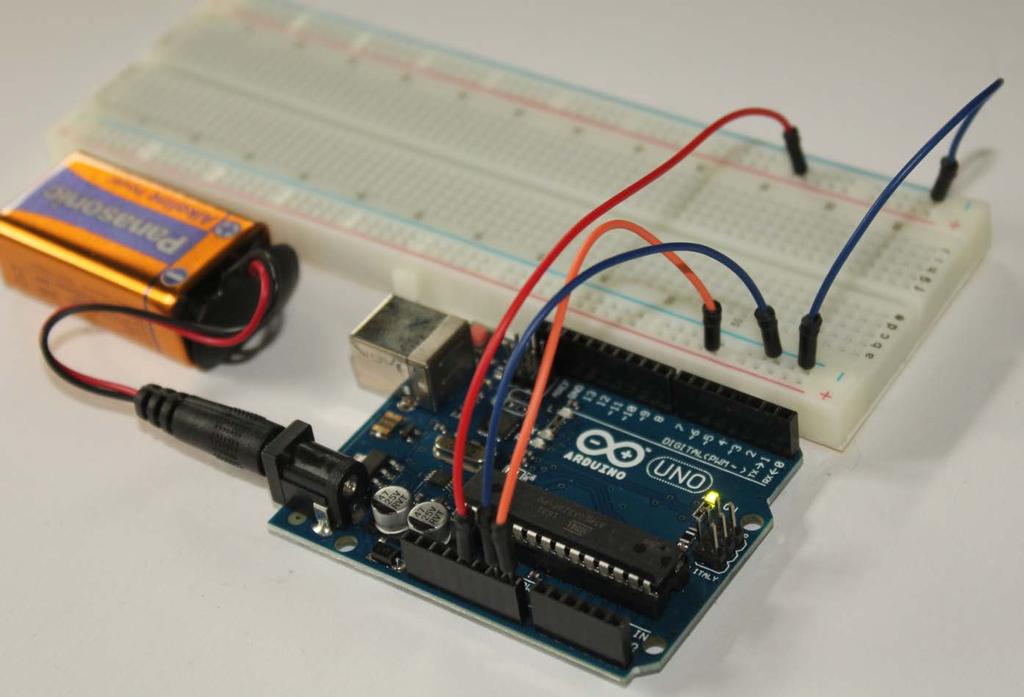 3 Aanwijzingen en tips (inclusief errata) Gebruik van 9 volt blokbatterij Bij gebruik van een 9 volt blokbatterij zorgt de spanningsregelaar op de Arduino ervoor dat de 9 volt wordt omgezet in 5 volt.