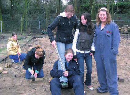 1 Kennismaken met zorgboerderijen THEORIE 1.2 Werken op de zorgboerderij Afb. 1.3Tijdens het werk in de tuin is er op de zorgboerderij ook tijd voor gewoon plezier maken.