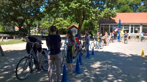 Groep 7 en 8 doen dit jaar weer mee met het "fiets"examen (praktisch verkeersexamen). Dit zal plaatsvinden op woensdag 28 juni.