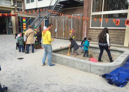 Alle kleuters van de Vitruviusweg en de Elegaststraat hebben de hele dag allerlei spelactiviteiten gedaan! De peuters van onze SPIL-partner Dikkie en Dik hebben ook lekker meegesport.