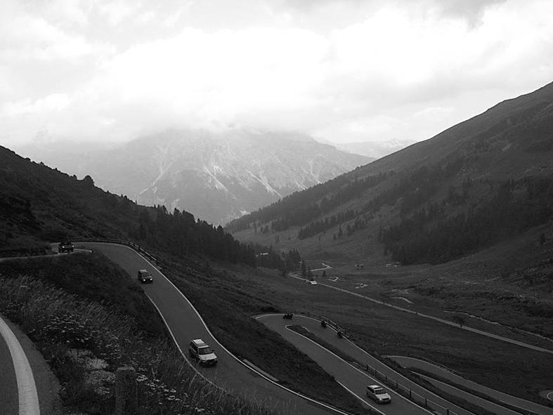 Jochem gebruikt de oorpluggen als hij met de auto op vakantie gaat. Hij rijdt met de auto van de Splügenpas (op een hoogte van 2115 m) in Zwitserland naar het dal in Italië. Zie de foto hieronder.