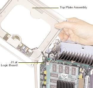 5. Til voorzichtig de bovenplaat op en koppel de connector los ( J1 op de printplaat).
