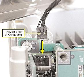 Pak de nieuwe bovenplaat vast en sluit de kabel aan op de J1-connector op de printplaat.