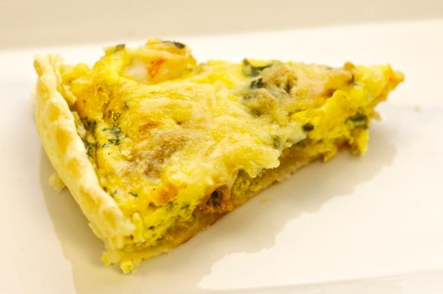 Quiche met asperges en zeevruchten Benodigdheden: 1 vel bladerdeeg ofwel zelf quiche-deeg bereiden Deeg: (voor 1 vorm van 26 ø) 250 g bloem 100 g boter 5 g