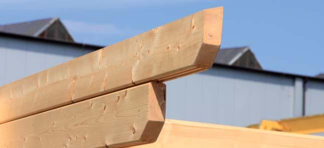 De laatste plank voor de linker- en de rechterzijde van het huis is aan de bovenzijde