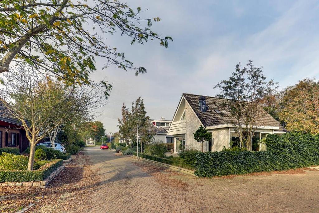 Omschrijving In de woonwijk Den Bonsen Hoek vind u deze fraai vrijstaande villa op een perceel van 616 M2, eigen grond, gebouwd onder Architectuur van Zeelenberg architectenbureau.