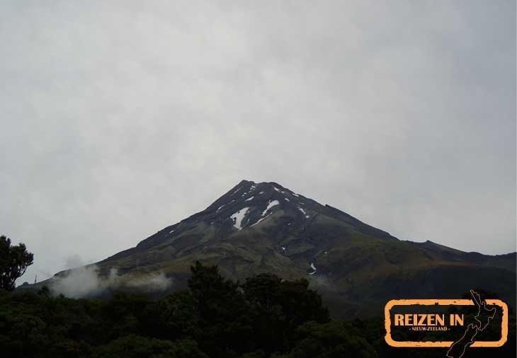 Climbing Mt Taranaki / Egmont Maori legende zegt dat Mount Taranaki was eerste onder de bergen in het Tongariro National Park.