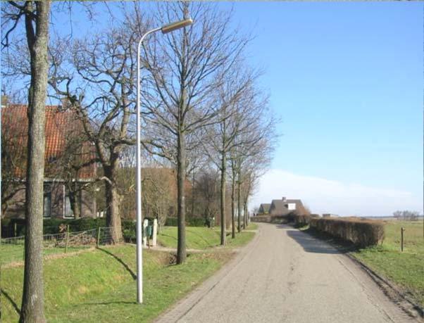 De boerderijen staan met de voorzijde,