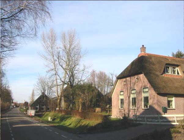 Het schuurgedeelte heeft een gesloten dak, op het woongedeelte komt