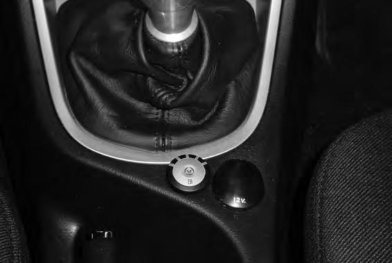 Fig 12 GSPEDL Fig 13 Montage brandstofkeuzeschakelaar - Boor een gat van Ø8 mm op de aangegeven positie. - Druk de brandstofkeuzeschakelaar in het gat.