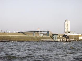 Landschap en cultuurhistorie De Afsluitdijk kan gekarakteriseerd worden als een haast kaarsrechte streep door het water van 32 km lengte (Lit. 8).