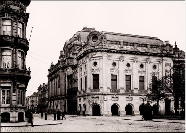 Foto 7: het voormalige schermenmagazijn en de achtergevel van de Vlaamse opera in de Van Ertbornstraat