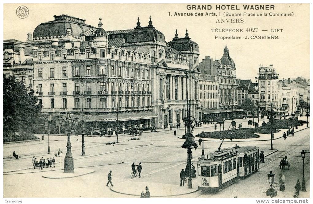 op het vml. hotel Wagner op de hoek, vervolgens de Vlaamse opera met voorliggend plantsoen en het vml.