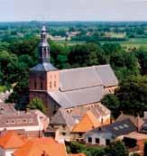 De toren van Hummelo bestaat uit drie geledingen. Toren Vorden De toren van de hervormde kerk in Vorden staat tegen de laatmiddeleeuwse kerk, oorspronkelijk gewijd aan Antonius.
