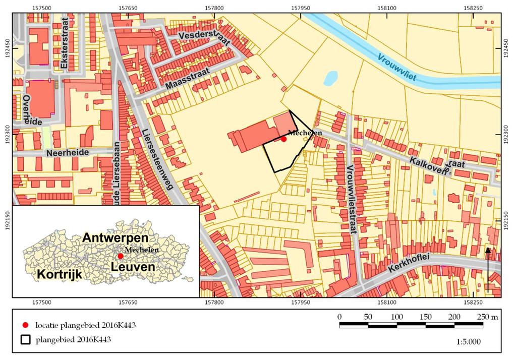 1 Inleiding Het plangebied is gelegen aan de Vrouwvlietstraat, ten noorden van de stadskern van Mechelen en wordt omgeven door de bebouwing langs de Vesderstraat en Maasstraat in het noorden, en de