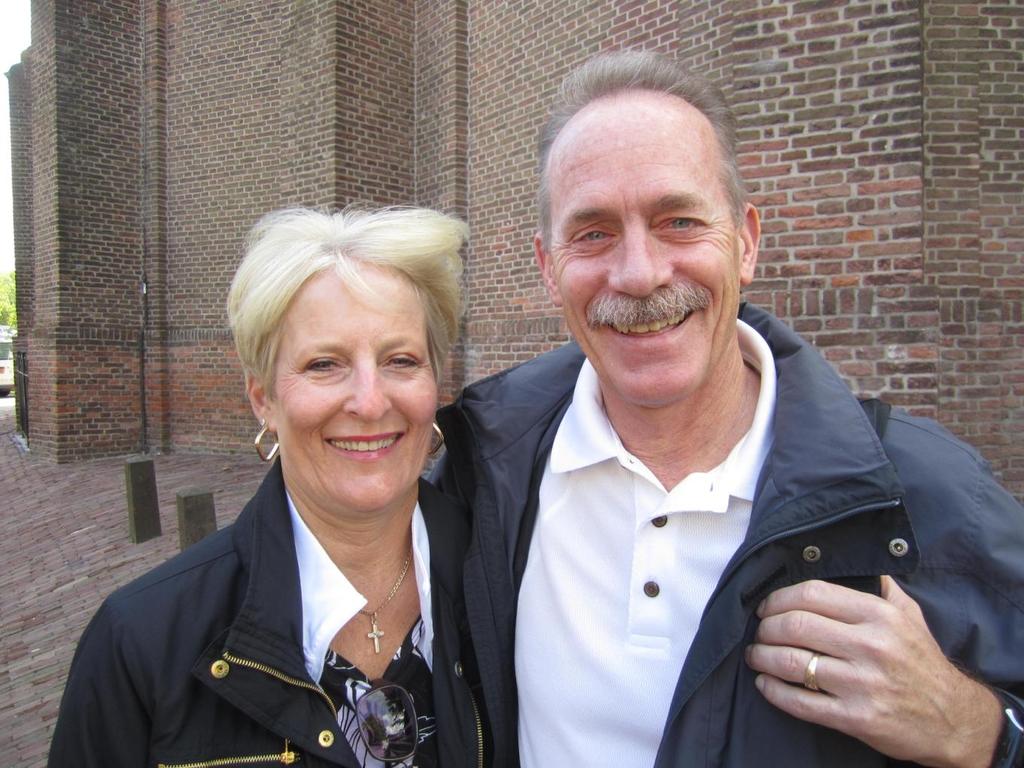 Gary en Debbie Van Wieringen uit Seattle voor de kerk in Woubrugge Van Wieringen in Rijnland, pag. 311 XVh. Gary Wayne Van Wieringen, born.