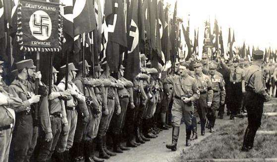 - Mein Kampf wordt uitgegeven - SS (Schutzstaffel), de persoonlijke lijfwacht van Hitler,