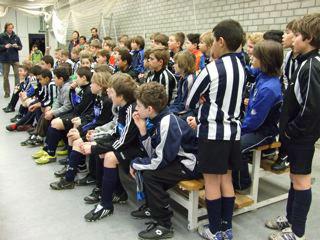 Een overgang die nogal wat voeten in de aarde heeft: voetballen op een groot veld in plaats van een half veld, elf tegen elf in plaats van zeven tegen zeven en, met buitenspel!