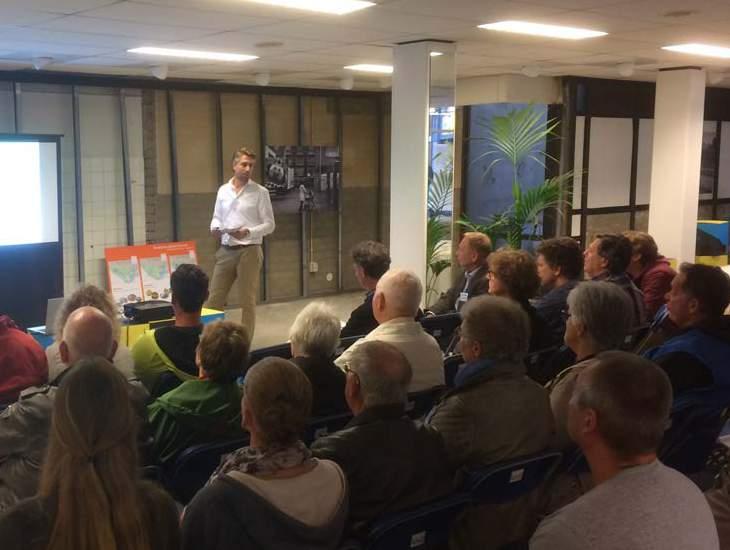 3. Concept ontwikkelingsplan Kustzone Almere Haven Na deze korte terugblik op het participatieproces tot nu toe werd door de projectmanager en de stedenbouwkundige het concept ontwikkelingsplan