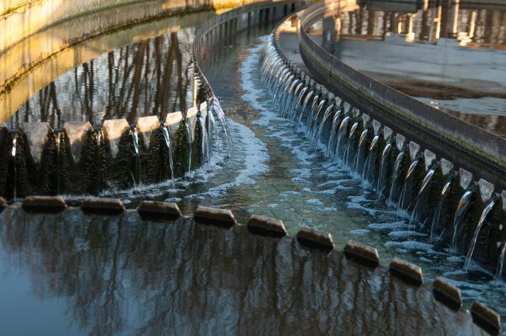 Werking zuivering afhankelijk van neerslag Een rioolwaterzuiveringsinrichting (RWZI) werkt op basis van een biologisch proces. Bij een constante aanvoer van afvalwater werkt dit proces optimaal.