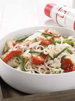 ..) 50 g geconfijte tomaat 50 g parmezaanschilfers 4 dl pestodressing Delino Kook de pasta gaar, giet af en spoel onder koud water.