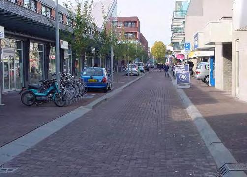 De uitstraling van deze twee type centra is verschillend. Het sfeerbeeld in een historisch centrum wordt sterk bepaald door de gebouwen, het materiaal gebruik is luxe en statig.