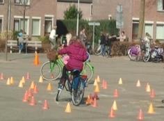 Door de oefeningen te doen, merken leerlingen of zij handig en vertrouwd zijn met hun fiets.
