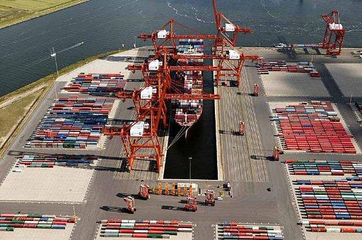 De kadekranen halen de containers van het schip af en zetten deze naast het schip neer.