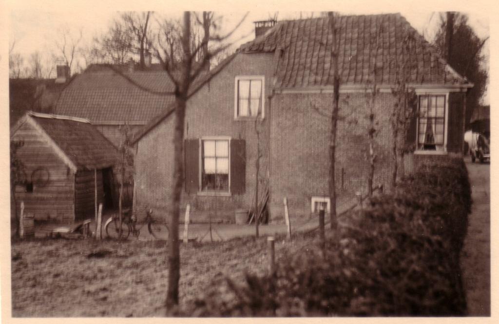 Wakkerendijk 170. Foto 17 december 1943. bewoner genoemd wordt, is het oude huis afgebroken en is er meer naar voren een nieuwe woning gebouwd.
