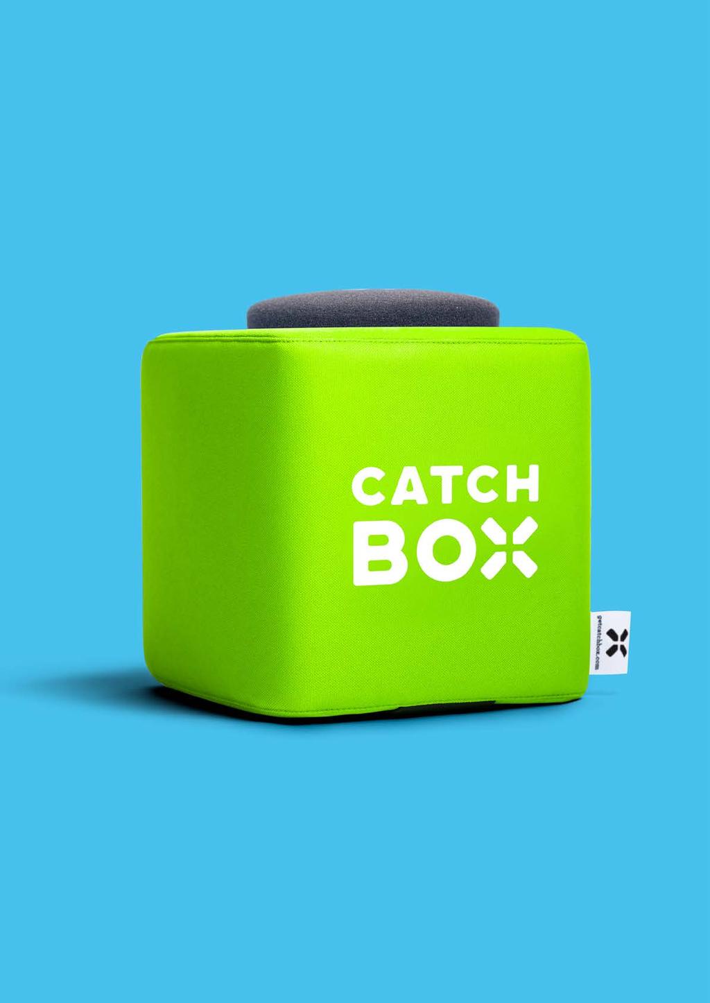 Betrek het publiek met een microfoon die gegooid kan worden De CatchBox is de eerste zachte, draadloze microfoon ter wereld die je in een publiek kunt gooien om er mensen mee aan het