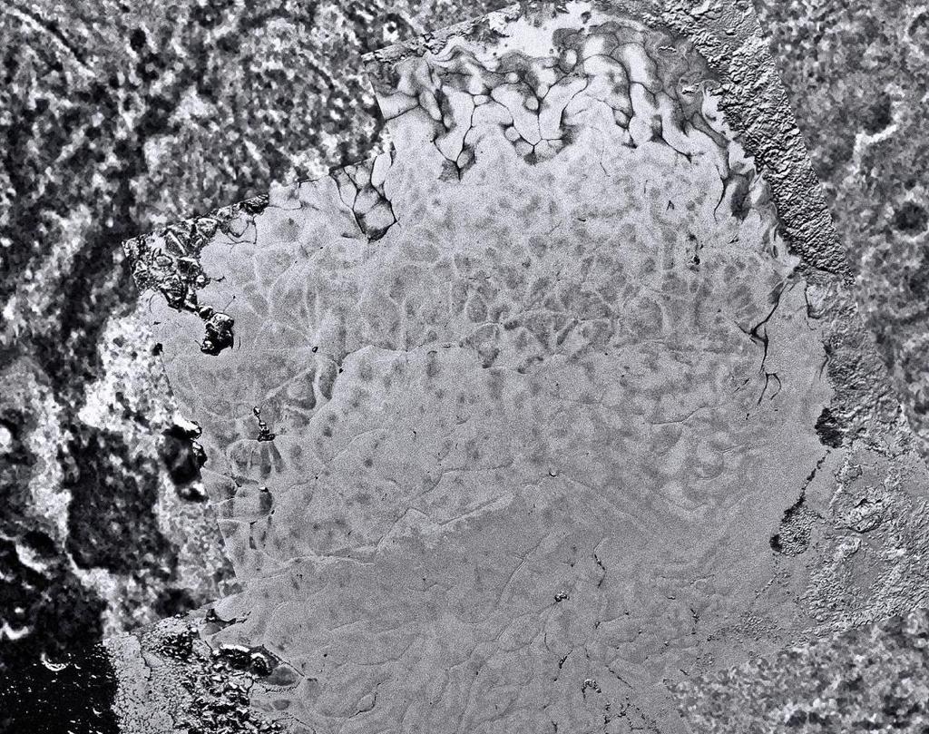 Deze zee bevindt zich 300 kilometer onder het bevroren oppervlak en bevat 30 procent zout. De krater heeft een bijzonder effect op de positie op Pluto ten opzichte van zijn maan Charon.