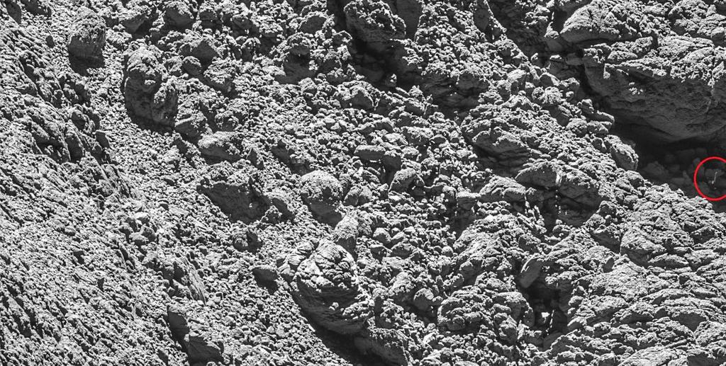 PHILAE OP KOMEET 67P GEFOTOGRAFEERD Daar ligt hij dan, in een scheur van de komeet 67P.