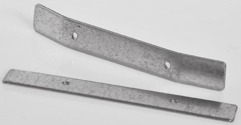 Bouwbeschrijving Stap Zaag als op de tekening van de metalen strook (5) een stuk van 105 mm lengte af t.b.v. de bumpers. Het reststuk is nodig voor de spatborden!