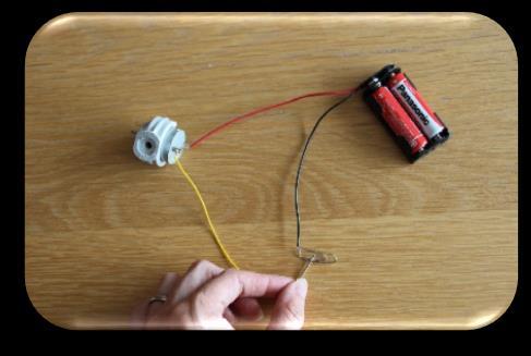 Je elektrisch circuit is nu klaar om te testen. Houd de twee paperclips tegen elkaar. Als het goed is, zal je motor nu draaien (je hoort hem zoemen). Knip uit een stukje foam een klein figuurtje.